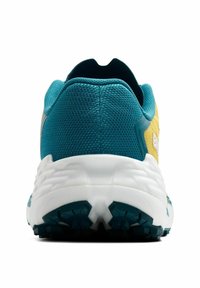 Teal en gele sport schoenen met een textuur van gaas aan de bovenkant, een gewatteerde witte tussenzool en een rubberen zool met profielpatronen.