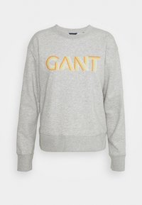 Sudadera gris con cuello redondo, con "GANT" bordado en naranja y amarillo. Fabricada en un tejido suave y texturizado con puños acanalados.