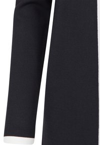 Pletený tmavě námořnický svetr s texturovaným povrchem, zdobený kontrastními bílými manžetami a elegantním, štíhlým střihem.