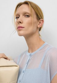 ADOLFO DOMINGUEZ T-shirt med print - light blue