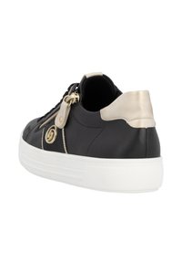 Baskets noires avec une surface texturée, quincaillerie dorée et un accent métallique sur le talon. Elles possèdent une semelle en caoutchouc blanche et un détail de fermeture éclair.