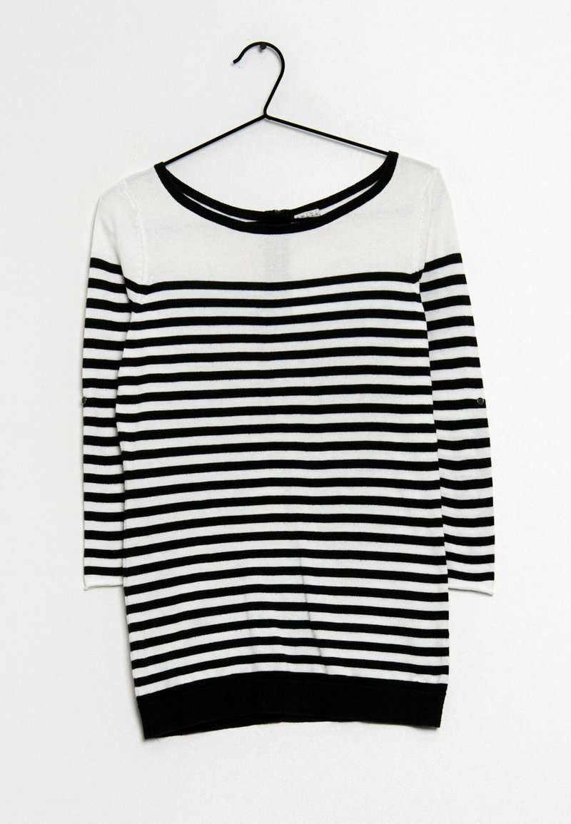 Schwarz-weiß gestreifter Pullover mit Dreiviertelärmeln, einem weiten Bootsausschnitt und einem schwarzen unteren Rand, der an einem schwarzen Haken hängt.