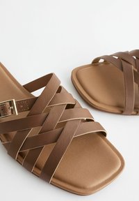 Next FOREVER COMFORT CROSS STRAP REGULAR WIDE FIT - Slip-on sandaler - tan brown