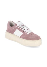 Baskets en daim rose avec bande blanche sur le côté, lacets blancs, col rembourré et semelle épaisse en caoutchouc beige, inclinées pour montrer le côté extérieur et l'avant.