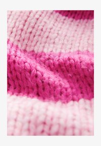 Sélectionné, pink stripe