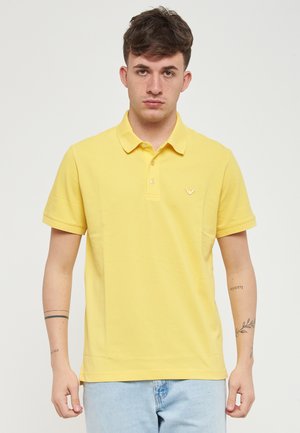 Polo giallo realizzato in cotone, con colletto, maniche corte e un piccolo logo sul petto. Tessuto morbido con vestibilità rilassata.