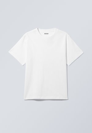 Fehér pamut póló, kerek nyakkal, rövid ujjal és laza fazonnal. A nyakrészen található egy "WEEKDAY" feliratú márkajelz�és.