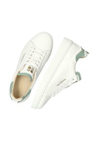 Sneakers in pelle bianca con dettagli verde menta nel tallone, punta rotonda, suola piatta e dettagli testurizzati. Presentano il logo e i lacci.