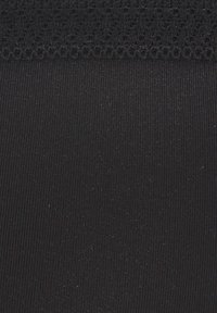 Tessuto nero a texture con una base trasparente e liscia. Presenta un delicato bordo in pizzo nella parte superiore, che crea un contrasto con il materiale principale.