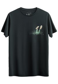 Zwarte katoenen t-shirt met een graphic van ondergedompelde benen die witte sneakers dragen, gedeeltelijk omringd door water. Korte mouwen, ronde hals.