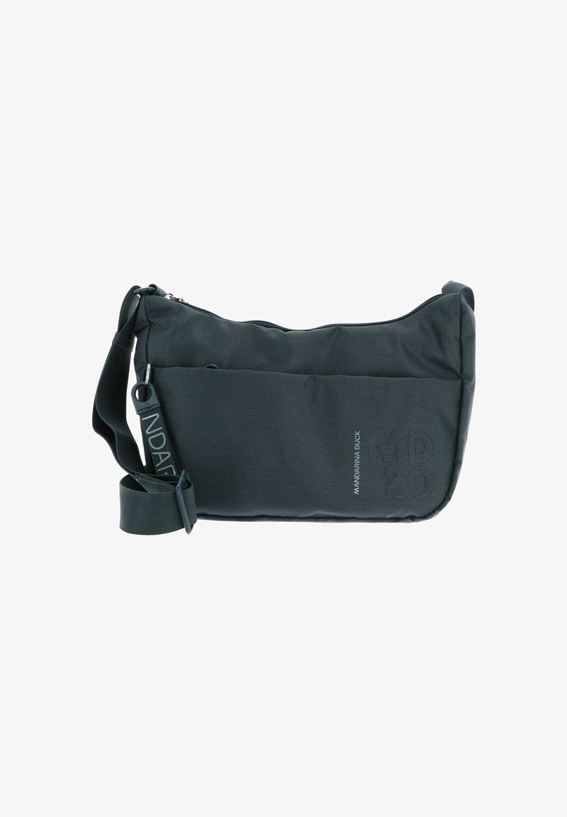 Sac bandoulière noir en tissu avec une surface texturée, fermeture éclair, sangle ajustable et logo embossé à l'avant.