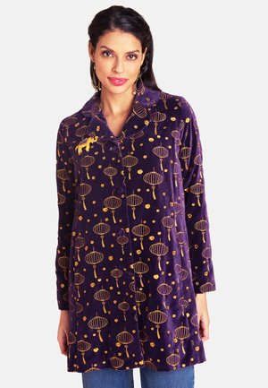 Violette Samttunika mit goldenen Laternen- und Blumenmustern, ausgestattet mit Kragen, langen Ärmeln und einer vorderen Knopfleiste. Verziert mit einer dekorativen Brosche.