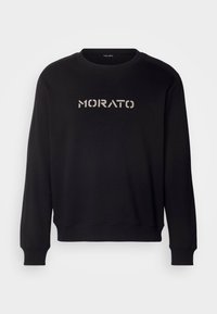 Sudadera negra con cuello redondo, mangas largas y puños acanalados. Presenta un logotipo "MORATO" en tono sobre tono en la parte frontal. Textura suave.