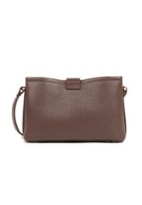 Sac à main en cuir brun avec une finition texturée, de forme rectangulaire, fermeture à bouton pression et une bandoulière amovible.