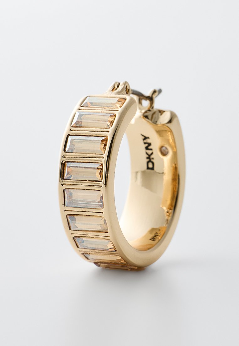 Ohrringe aus goldfarbenem Metall mit rechteckigen klaren Steinen, die in einem linearen Muster an der Vorderseite angeordnet sind, glatter Innenseite und einem klappbaren Verschluss.