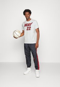 Nike Performance NBA JIMMY BUTLER MIAMI HEAT NAME & NUMBER TEE - Klubu apģērbs - white