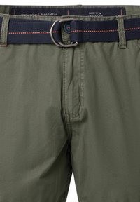 Olivgrüne Shorts mit einem marineblauen Gurt aus Netzmaterial und einer metallischen Schnalle. Enthält eine genähte Tasche und ein sichtbares Größenetikett am Bund.