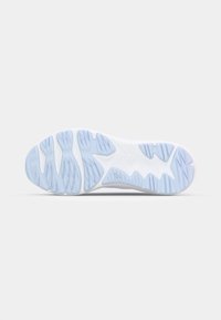 Suela de zapatilla blanca con un patrón de tracción de goma azul claro, que presenta surcos y crestas en forma de ola para agarre y estabilidad.