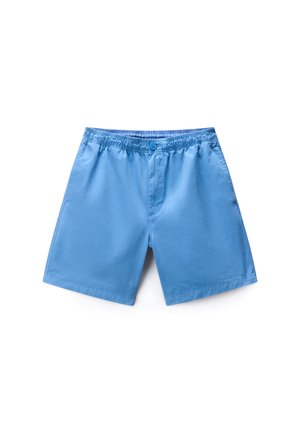 Lichtblauwe herenshort met elastische taille, voorste knoop en zijzakken, plat gelegd op een witte achtergrond.