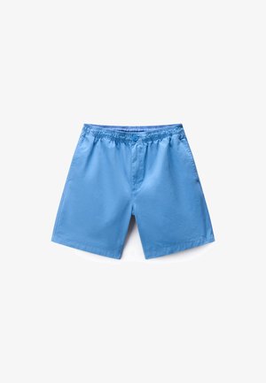 Hellblaue Herren-Shorts mit elastischem Bund, vorne Knopf und seitlichen Taschen, flach auf weißem Hintergrund liegend.