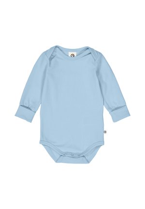 Lyseblå langærmet babybodysuit med kuvertudskæring og trykknapper nederst, vist på hvid baggrund.