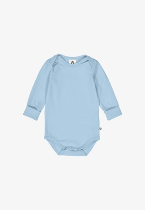 Lyseblå langærmet babybodysuit med kuvertudskæring og trykknapper nederst, vist på hvid baggrund.