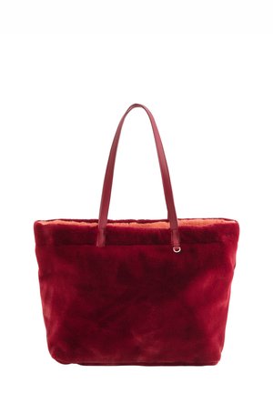 Rote Kunstfell-Shopper-Tasche mit glatten Ledergriffen, weicher Textur, kontrastierendem orangefarbenem Innenfutter, rechteckiger Form und minimaler Hardware.