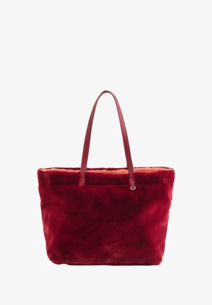 Rote Kunstfell-Shopper-Tasche mit glatten Ledergriffen, weicher Textur, kontrastierendem orangefarbenem Innenfutter, rechteckiger Form und minimaler Hardware.