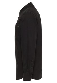 Camicetta nera a maniche lunghe realizzata in tessuto morbido, con colletto, una tasca sul petto, polsini abbottonati e design a taglio dritto.