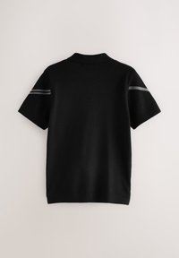 Polo en maille noir à manches courtes, col montant et deux fines rayures horizontales grises sur chaque manche, vu de dos.