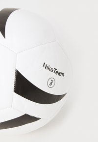 Palla da calcio Nike Team taglia 5 con una superficie bianca liscia, motivi geometrici neri e cuciture rinforzate per una maggiore durata.