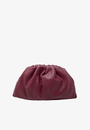 Borsa a tracolla in pelle bordeaux con design arricciato e superficie liscia, caratterizzata da una forma morbida e arrotondata senza hardware visibile.