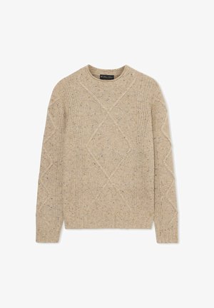 Maglione beige in maglia con motivi a rombi e trecce, collo rotondo e maniche lunghe, posato piatto su uno sfondo bianco.