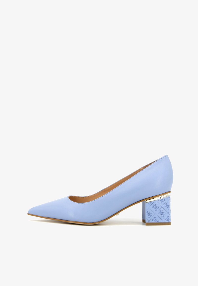 Escarpin bleu clair à bout pointu pour femme avec un talon bloc, présentant un motif subtil et un fin accent doré au-dessus du talon.