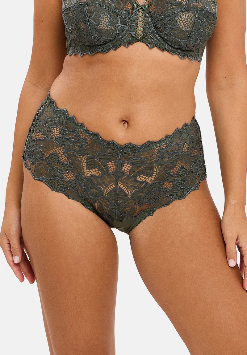Ensemble de lingerie en dentelle de couleur vert foncé. Présente des motifs floraux, des bords festonnés et une texture transparente. La taille se situe juste en dessous des hanches.