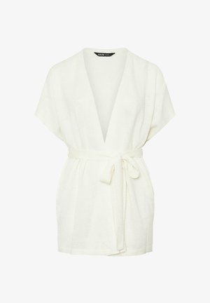 Biały, lekki, kimono stylowy szlafrok z krótkimi rękawami, głębokim dekoltem w kształcie V i przewiązywanym paskiem w talii. Miękka, teksturowana tkanina.