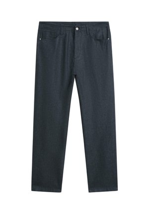 Granatowe dżinsy o prostych nogawkach z przednimi kieszeniami, szlufkami na pasek i zapinane na guzik, ułożone płasko na białym tle.