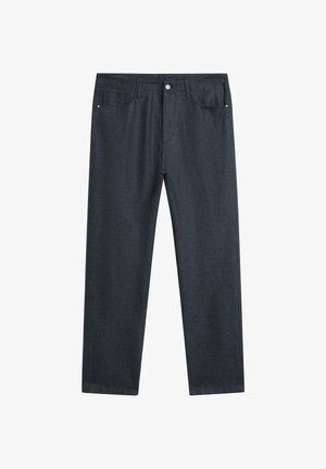 Granatowe dżinsy o prostych nogawkach z przednimi kieszeniami, szlufkami na pasek i zapinane na guzik, ułożone płasko na białym tle.