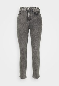 Jeans de mezclilla negra con un acabado desgastado, cintura alta, diseño de cinco bolsillos y pierna recta. Cuenta con cierre de botón metálico y cremallera.