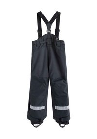 Sorte vandtætte arbejdsoveralls med justerbare elastiske seler, reflekterende striber, forstærket knæområde og elastiske manchetter ved anklerne.