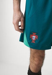 Nike Performance PORTUGAL FPF STRIKE SHORT - Vestuário de equipa nacional - geode teal/kinetic green/sail