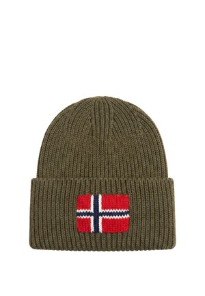 Olivgrüne gerippte Strickmütze mit umgeschlagenem Bündchen und einem gestrickten roten, weißen und blauen norwegischen Flaggen-Patch auf der Vorderseite.