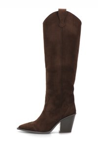 Bota de ante marrón hasta la rodilla con punta afilada, detalles de costura en ángulo y un tacón grueso para mayor estabilidad. Acabado texturizado en todo su diseño.