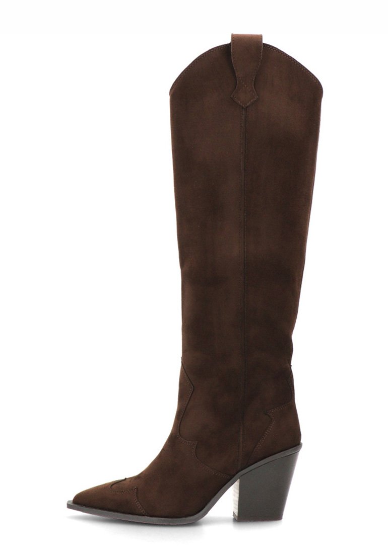 Bota de ante marrón hasta la rodilla con punta afilada, detalles de costura en ángulo y un tacón grueso para mayor estabilidad. Acabado texturizado en todo su diseño.