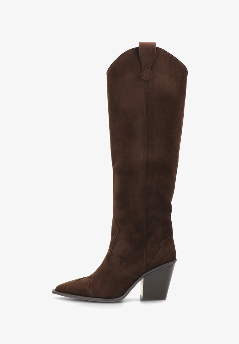 Bota de ante marrón hasta la rodilla con punta afilada, detalles de costura en ángulo y un tacón grueso para mayor estabilidad. Acabado texturizado en todo su diseño.