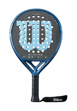 Racchetta da padel Wilson Endure blu e nera con testa rotonda forata, impugnatura nera e cinturino da polso su sfondo bianco.