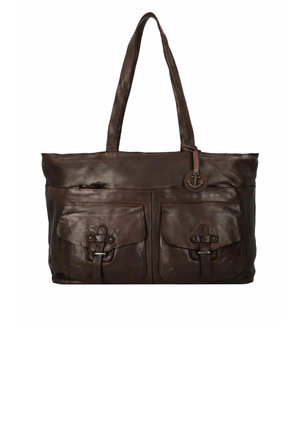 Borsa a tracolla in pelle marrone con due tasche frontali, chiusure a pressione e un pendente decorativo a forma di ancora. Presenta dettagli cuciti e manici doppi.