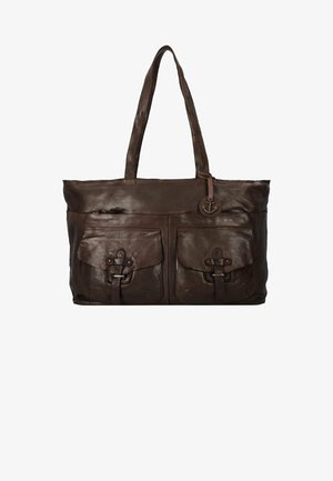 Bolso tote de cuero marrón con dos bolsillos frontales, cierres de broche y un colgante decorativo en forma de ancla. Presenta detalles de costura y asas dobles.