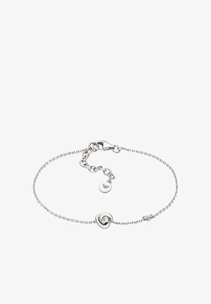 Silbernes Armband mit Gliederkettendesign, versehen mit einem strukturierten Knotendetail und einem kleinen gravierten Anhänger. Verschluss mit Karabinerverschluss.