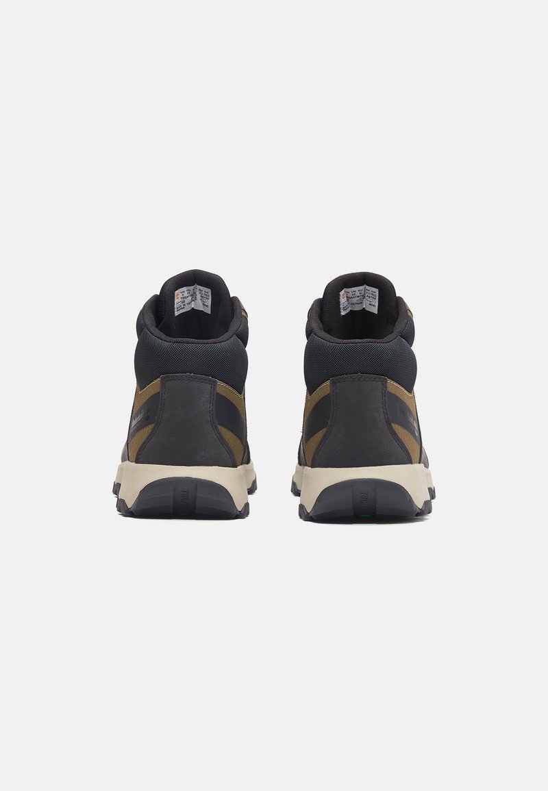 Zwarte en bruine high-top sneakers van synthetisch materiaal, met gepolsterde kragen, textuurpanelen en een crèmekleurige middenzool met rubberen zolen.